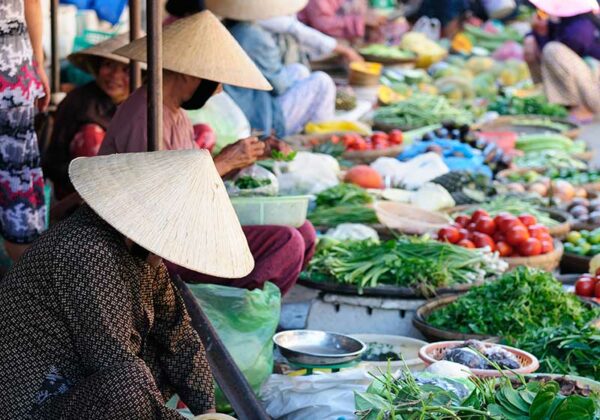 Vietnam-Seller-on-the-colour-market